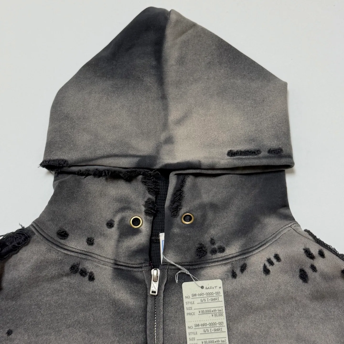 SAINT Mxxxxxx DBL FACE ZIP UP HOODIE/CHARCOAL Double-layer destroyed waffle zipper jacket, washed black S-XL, a style that has been used in the summer. After continuous fine polishing, it has finally been shipped. The finished product is simply a work of art. Super heavy washing to make the weather look old. Multiple water fades. Excessive manual wormhole damage processing. Deconstruction and reorganization embroidery technology. Custom-made zipper with LOGO. The color details of the zipper webbing are also correct. Original grade fruit main label and wash water label. Top purchasing grade. A layer of waffle fabric is added to the inner lining to make the overall texture stronger and increase the comfort and warmth of the wearer.